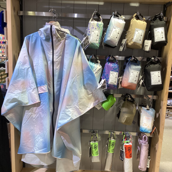 【KiU】雨の日もオシャレに楽しく！新作レインコート＆ポンチョ入荷