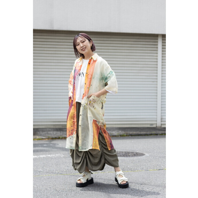 ボクシーなシルエットにシアー感で女性らしさを注ぐ