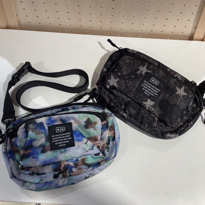 【KiU】お出かけに大活躍！マルチに使える優秀ミニショルダーバッグ