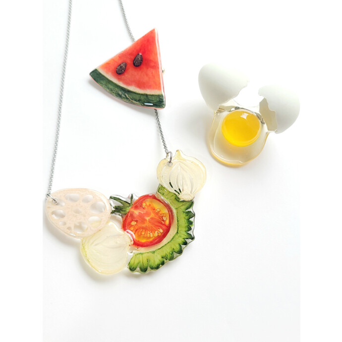本物の食べ物や植物で作られた珍しいアクセサリー