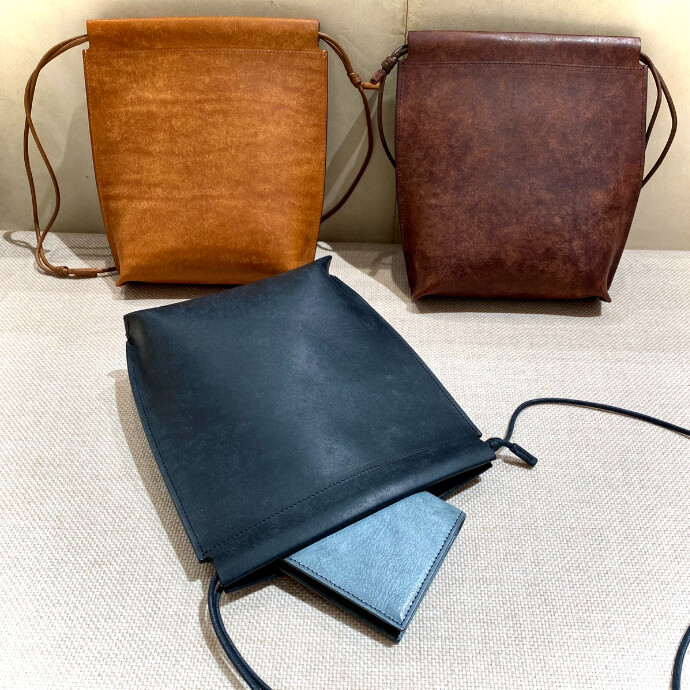 シンプルデザインの本革サコッシュ
