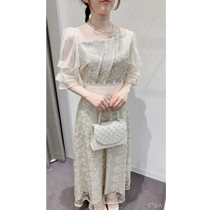 胸ギャザー刺繍ドレス