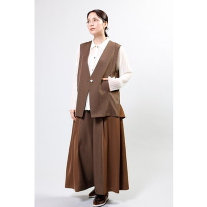 バックギャザーの上品な印象が目を惹くジレ