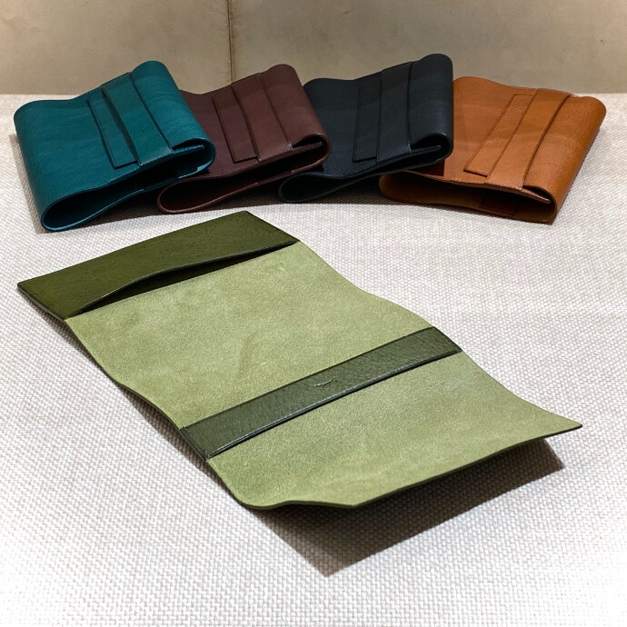 文庫本を包みこんで持ち運べるブックカバー【Sinleathers】