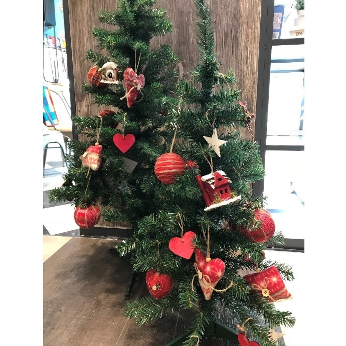 『これひとつでお洒落に飾れるクリスマスツリーセット』販売中!!